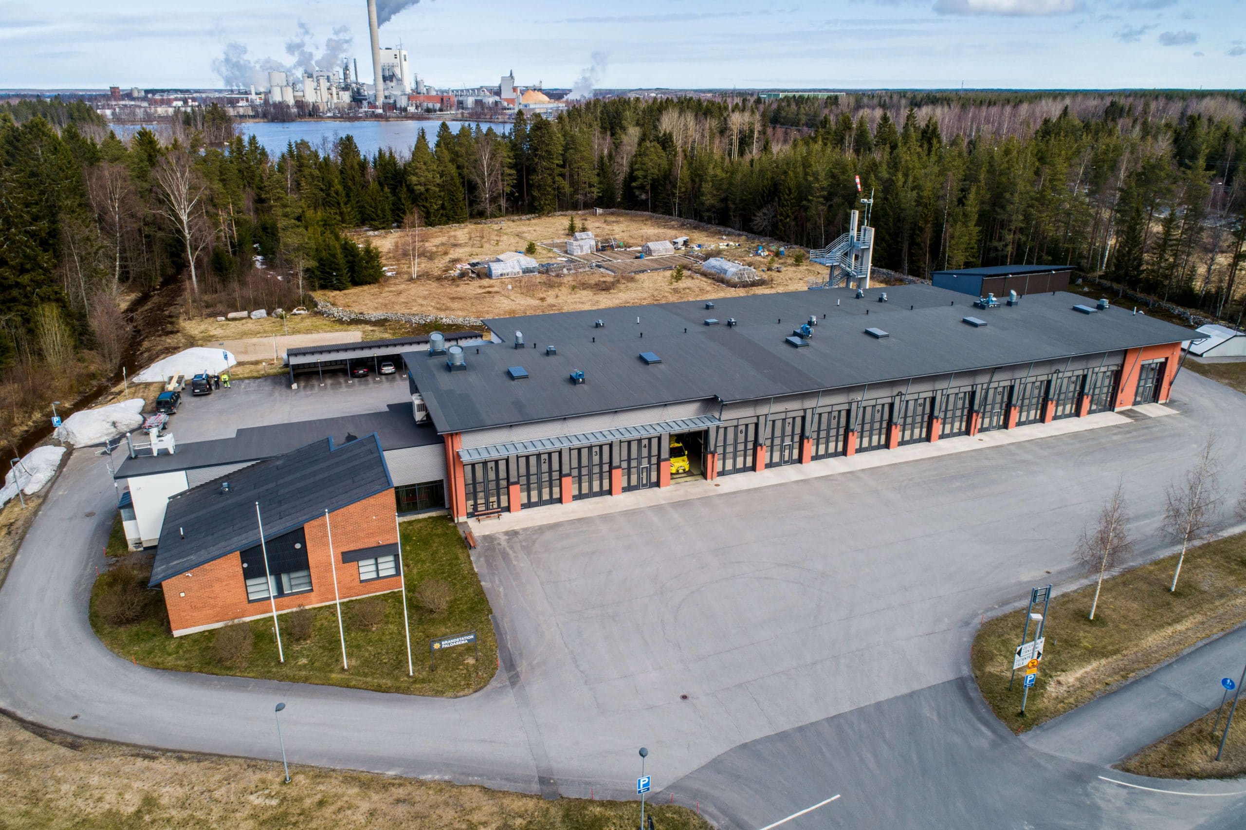 Huopakuningkaan toteuttama laaja huopakatto teollisuusrakennuksessa